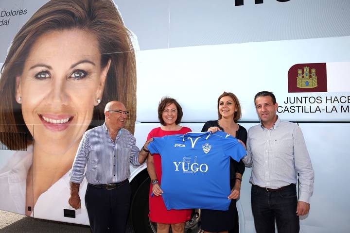 Cospedal se viste la camiseta en apoyo al vino en Socuéllamos mientras Page es considerado "el enemigo público número 1 del vino"