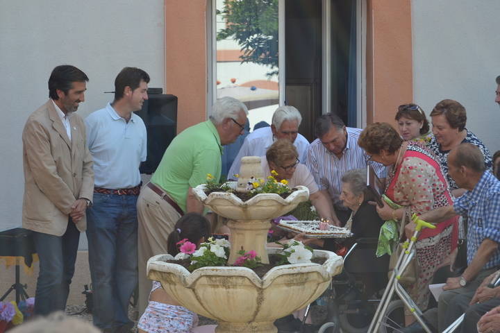 Condado traslada la felicitación de la Junta de Comunidades a los responsables de la residencia San Antonio, de Albares, en su décimo aniversario