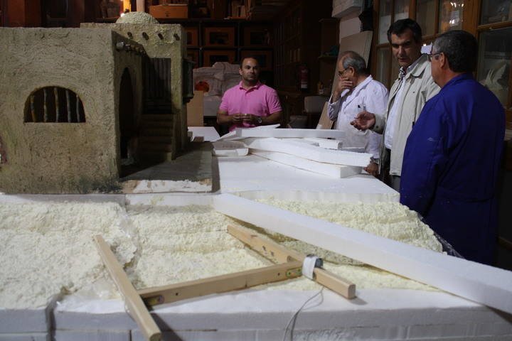 Antonio Román expresa su compromiso de seguir colaborando con el belenismo