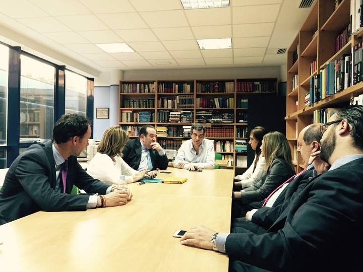 Antonio Román traslada al colegio de Abogados su interés porque la ciudad cuente pronto con su nueva sede judicial