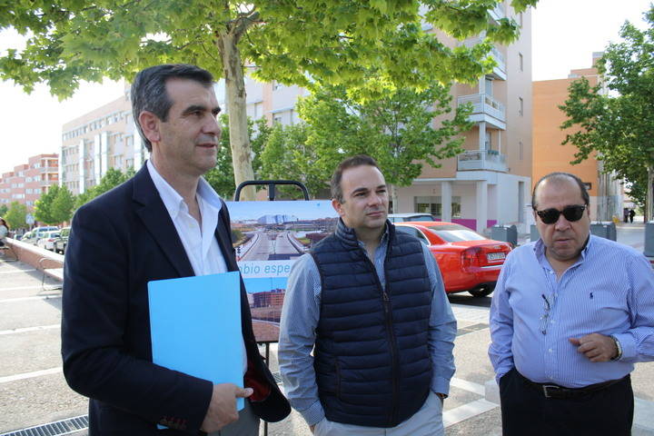 Antonio Román creará nuevas zonas de aparcamiento e incrementará la seguridad de los peatones con diferentes medidas