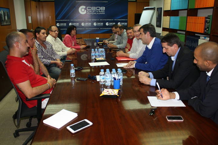 Antonio Román escucha las principales demandas de los taxistas de la ciudad