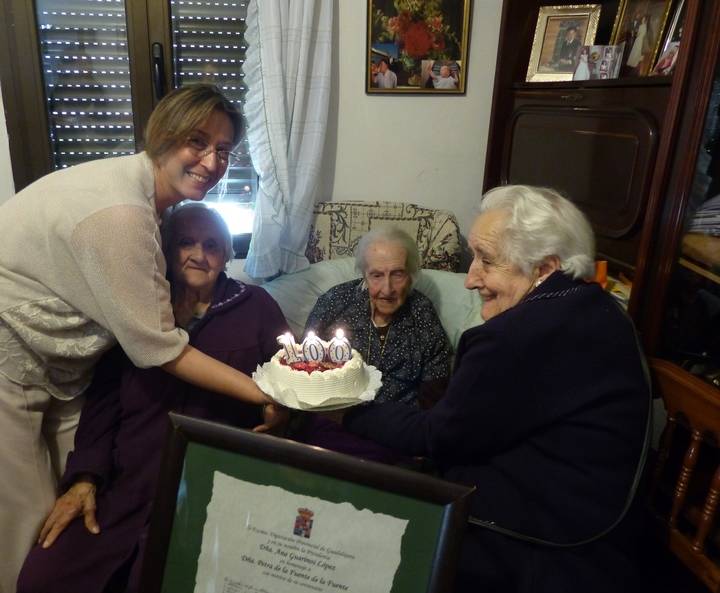 La presidenta de la Diputación felicita a Petra de la Fuente, vecina de Fuentelahiguera, que cumple 100 años