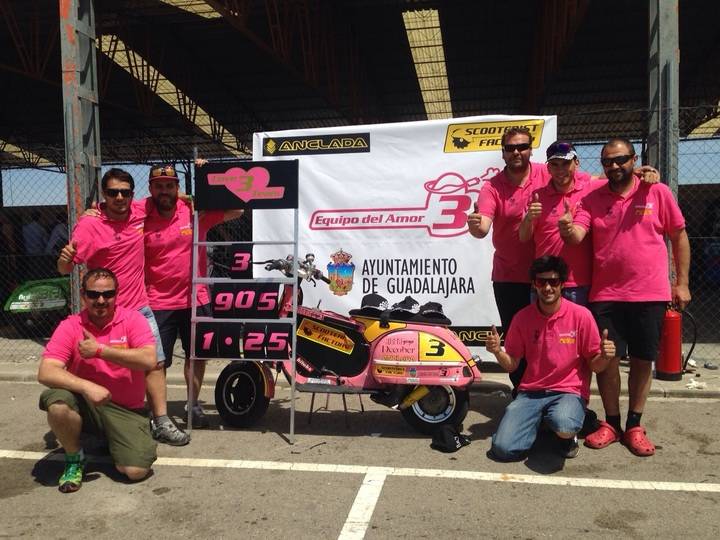 Gran resultado del equipo del Amor/Anclada/Scooterist Factory en las 24 horas de resistencia en vespa de Zuera