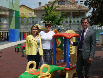 Los niños del colegio Paco Rabal y la escuela infantil Cocofletes de Villanueva ya disfrutan del nuevo suelo de goma en sus patios