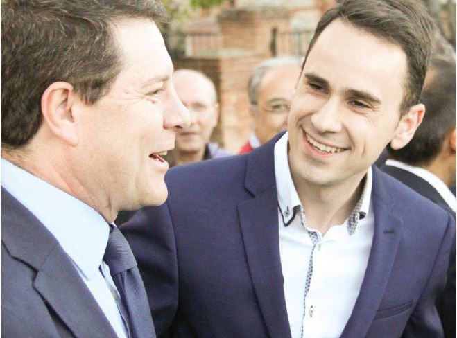 Emiliano García-Page con el candidato socialista a la alcaldía de Cabanillas, José García Salinas, en espera de sentarse en el banquillo de los acusados del Juzgado de lo Penal de Guadalajara