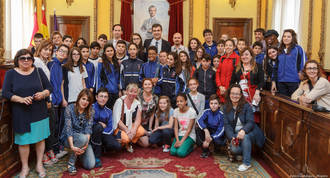 El alcalde, Antonio Román, recibe en el Ayuntamiento a alumnos y profesores de un proyecto europeo del programa Comenius
