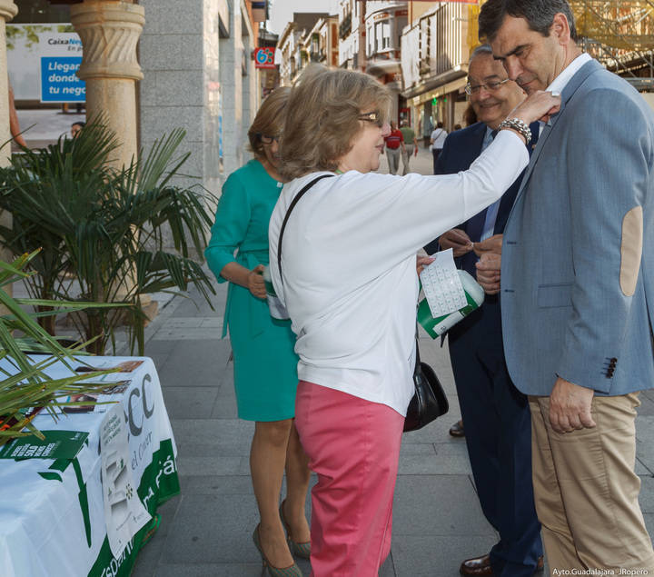 El alcalde visita la mesa instalada en la plaza Mayor con motivo del Día contra el Cáncer