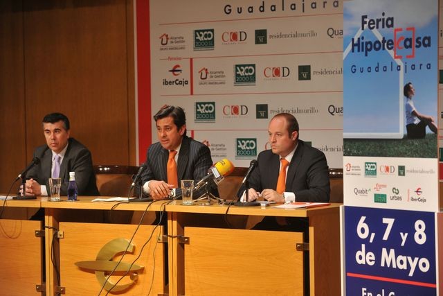 Alejandro Ruiz (derecha), exdirectivo de la empresa constructora Cuadrado Duque, en una edición de la Feria Hipotecasa.