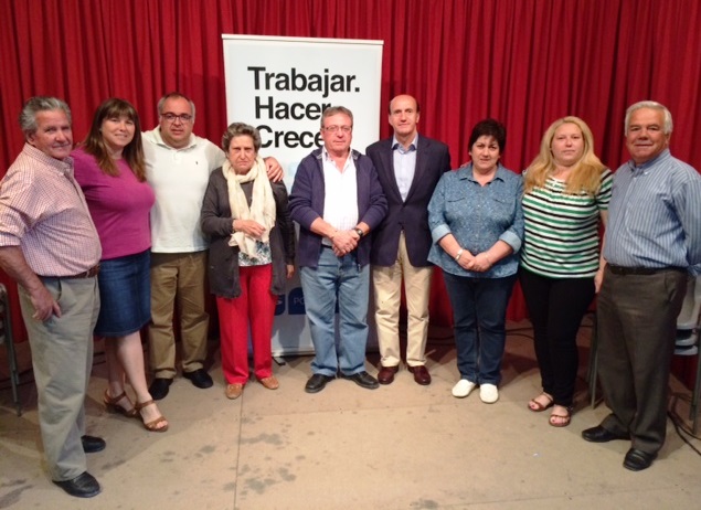 Juan Pablo Sanchez junto a la candidatura del PP en Driebes compuesta mayoritariamente por mujeres
