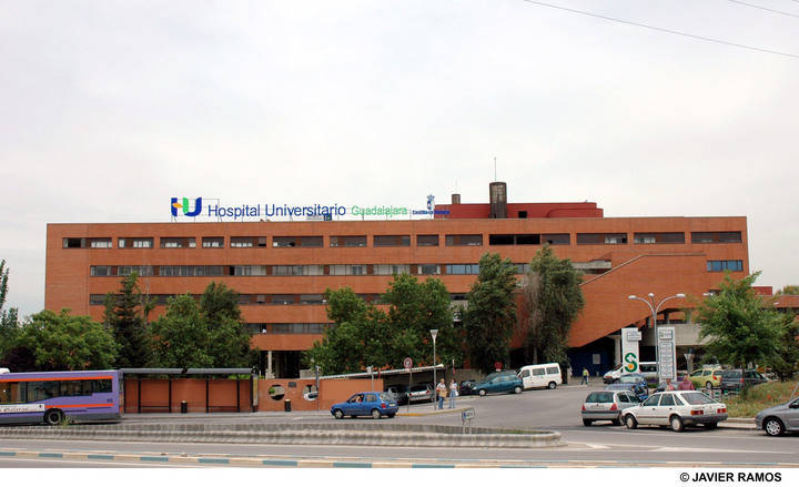 Trasladan a un joven al hospital de Guadalajara tras salirse de la vía un vehículo