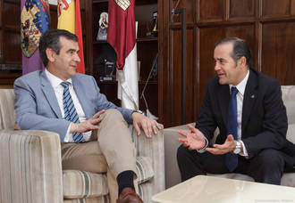 Antonio Román recibe en el Ayuntamiento a José Julián Gregorio López, delegado del Gobierno en Castilla-La Mancha