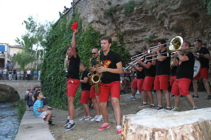 La Kriptonita valenciana, de Cullera, vence en el III Concurso de Charangas de Trillo