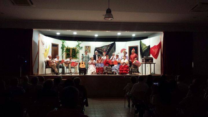 Música, pasión, sentimiento, y voces rocieras en la exitosa actuación de fin de curso del coro rociero del Centro de Día de Alovera