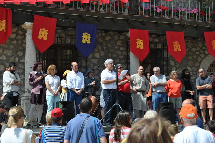 La tarasca, don Quijote y los tercios españoles se asomaron al balcón de Entrepeñas que es Alocén en la I Feria Renacentista del Corpus Christi