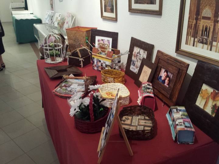 Las manualidades de la Asociación CEAR llenan de color la sala de exposiciones aloverana