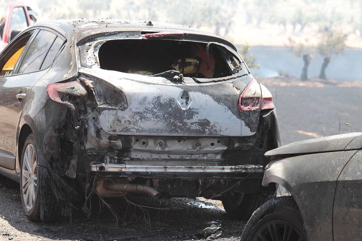 Así ha quedado uno de los coches que estaba aparcado en las inmediaciones del Hospital General de Guadalajara