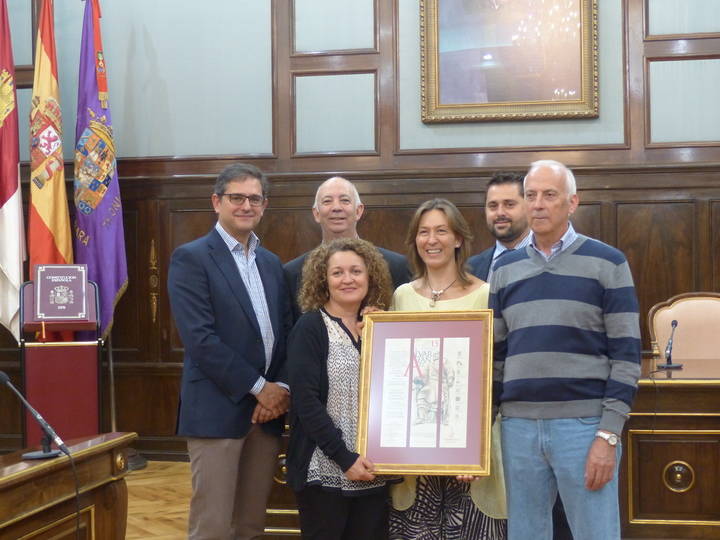 La presidenta de la Diputación felicita a la Asociación Reconquista y Amigos del Castillo, de Jadraque, por el V Premio Álvar Fáñez