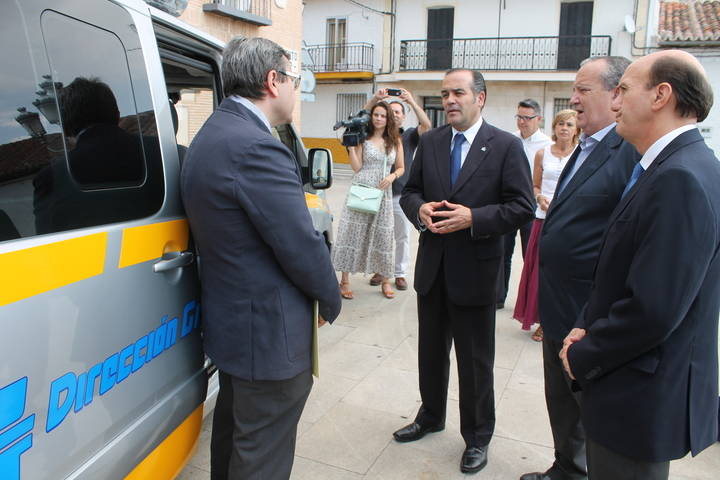 El delegado del Gobierno en Castilla-La Mancha asiste al acto de entrega de un vehículo de la Dirección General de Tráfico con un equipo de alcoholemia al Ayuntamiento de El Casar
