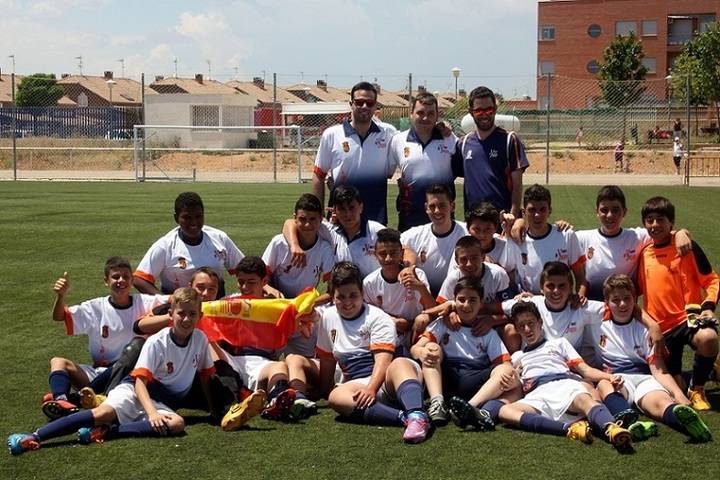 El Infantil de fútbol de Yunquera se alza con la liga consiguiendo así un doblete histórico para el Club