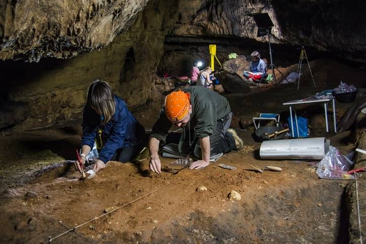 Investigan en el lugar donde apareció un metacarpo de Neandertal, en la Cueva de “Los Casares”