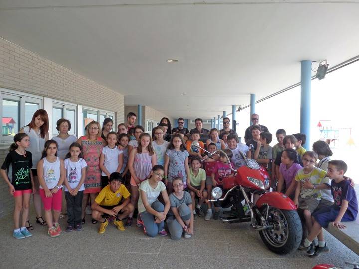 La Asociación Motoristas Contra el Abuso Infantil imparte una charla preventiva en el CEIP Villa de Quer