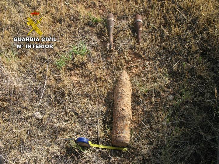 La Guardia Civil desactiva un proyectil de artillería y dos granadas de mortero de la Guerra Civil en Muduex