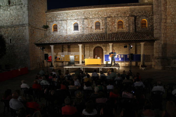 La poesía, y la humanidad, de Antonio Hernández llenaron la Plaza Mayor de Fuentenovilla