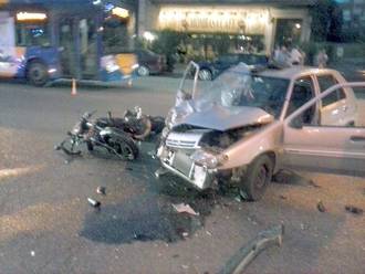 Un motorista que iba a 120 kilómetros por hora por la calle Toledo resulta herido grave tras chocar contra un coche