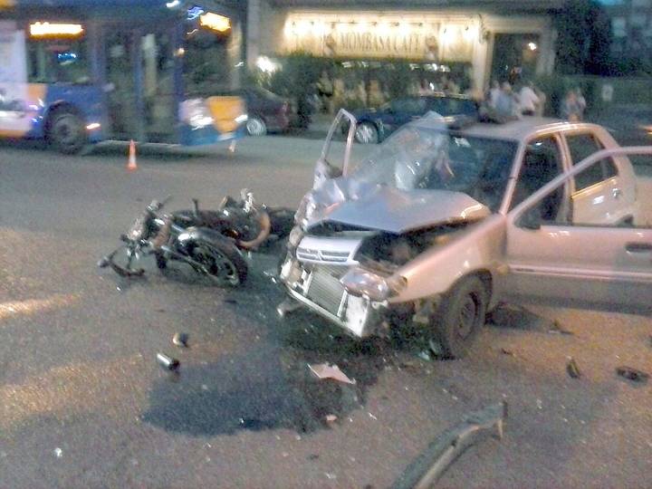 Así quedaron la motocicleta y el coche después del grave accidente. /Foto: E. Bonilla