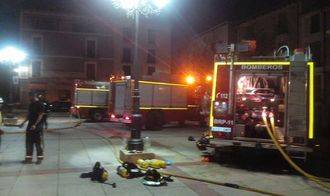 Un bombero sufre un golpe de calor mientras extinguía un incendio en una vivienda de Molina de Aragón