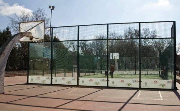 Los policías tuvieron que perseguir al detenido por las instalaciones.