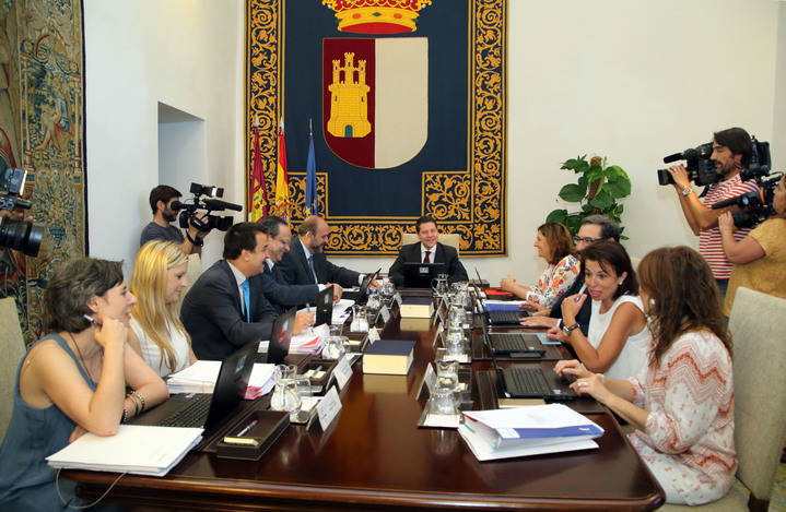 El Gobierno regional dice que ahorrará 3 millones de euros reduciendo un 10% los nombramientos políticos de libre designación