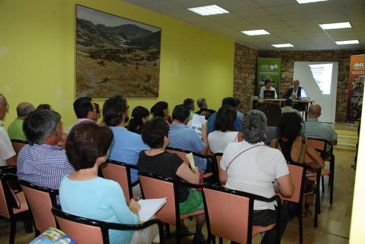 Más internet, iniciativas generadoras de empleo y reordenación del territorio, claves para el futuro de la Sierra Norte