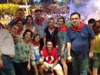 Los concejales del PP de Cabanillas comparten con sus vecinos la explosión de alegría en el inicio de las fiestas de verano