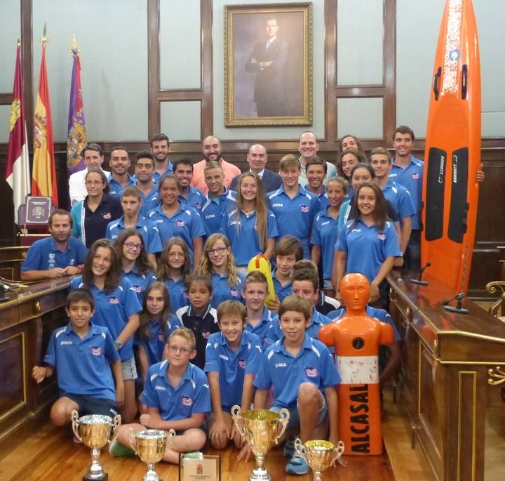 El presidente de la Diputación felicita al Club Alcarreño de Salvamento y Socorrismo por los éxitos del Campeonato de España