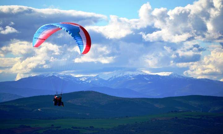 Herido grave un hombre de 37 años por la caída de un parapente en Guadalajara