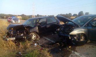 Un choque frontal en la carretera de Yebra se salda milagrosamente sin víctimas mortales