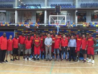 La selección angoleña de baloncesto se prepara en el Palacio Multiusos