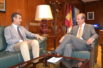 Cordialidad en la primera reunión entre el alcalde de Guadalajara y el nuevo delegado de la Junta