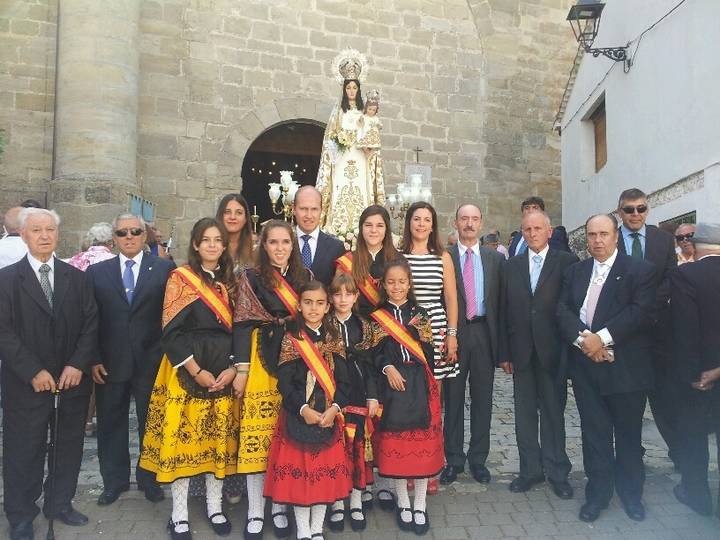 Pareja le muestra su respeto, emoción y cariño a la Virgen de los Remedios