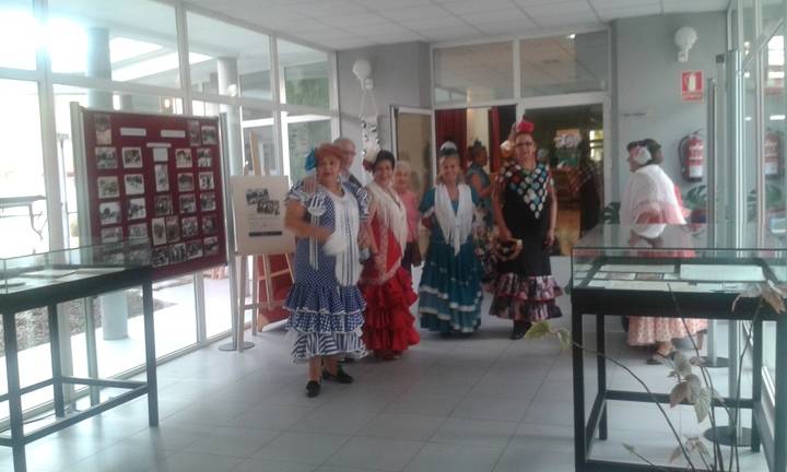 La exposición Alovera 1965. 50 años de toros y la actuación del Coro Rociero inician las actividades de la XI Semana del Mayor