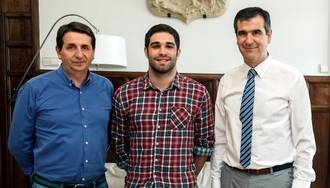 El alcalde de Guadalajara recibe a Miguel Moratilla, referente del esgrima en Guadalajara