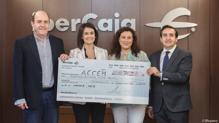 Los responsables de ACCEM Guadalajara recogen la recaudación del Festival de Jotas