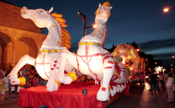 Fantasía, Dioses y Monstruos: temática del desfile de carrozas 2015 en la capital