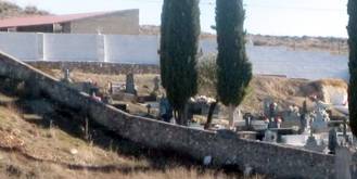 Fallece un trabajador en Driebes al caerle encima una lápida del cementerio
