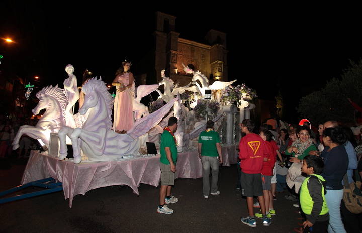 Miles de guadalajareños abarrotaron las calles de Guadalajara para contemplar un animado Desfile de Carrozas