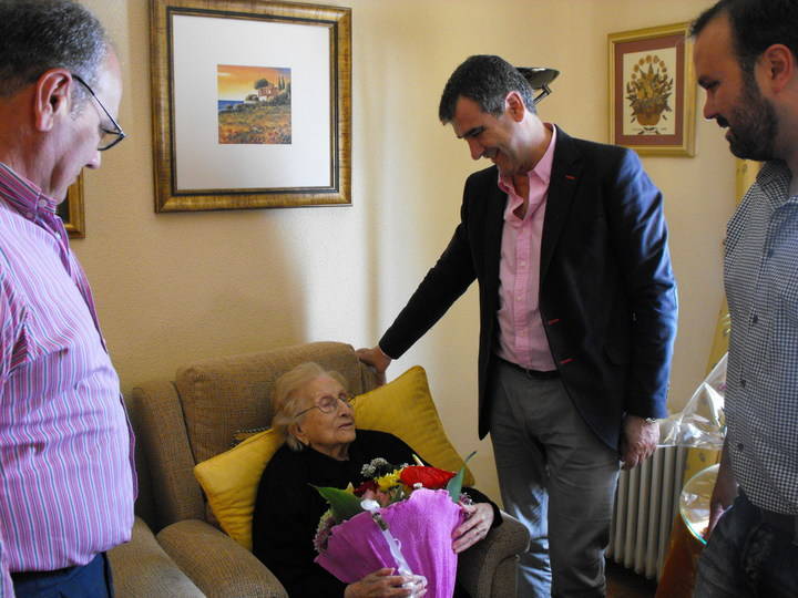 Antonio Román felicita a una vecina de Usanos centenaria