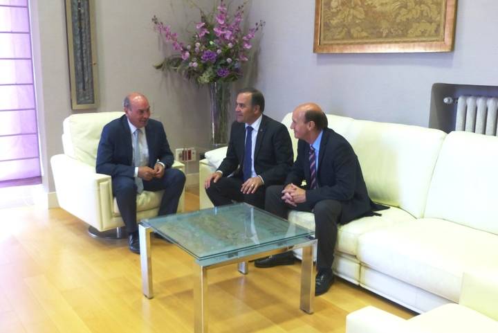 José Manuel Latre recibe al delegado del Gobierno en Castilla-La Mancha