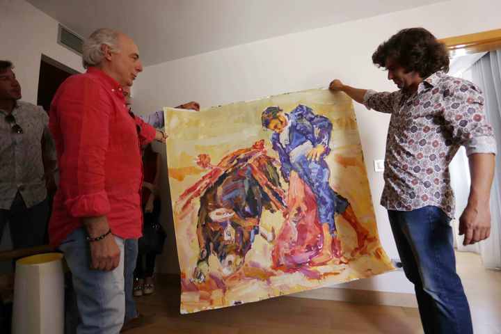 El pintor José Manuel Exojo regala dos de sus obras al diestro Morante de la Puebla